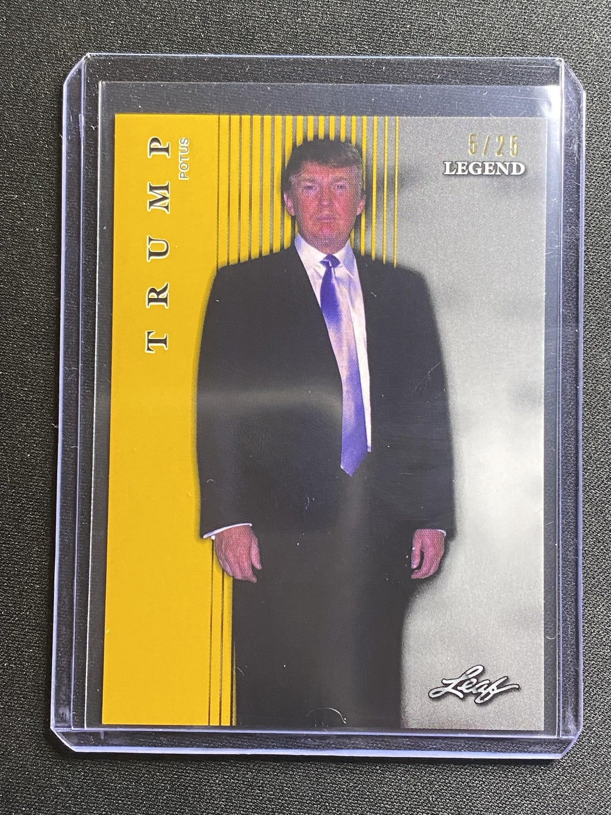 Donald Trump 2023 Leaf Legend L02 /25 RC